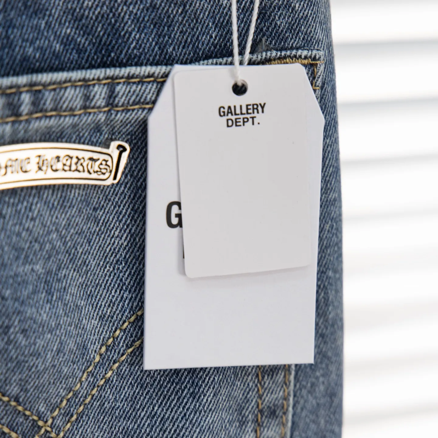 P270 Chrome Hearts Gallery 2025 new limited edition black large cross flared jeans are a hot item this season and are sought after by countless celebrities and fashionistas. The neat details of the cutting process add color to the playful fashion! The neat and meticulous design, and the well-fitting structure is unique. The upper body not only has outstanding recognition, but also looks younger and younger. A style with the ultimate wearing meaning and performance, gorgeous color matching, and the craftsmanship of this style is also extremely extraordinary. After the finished product is washed, it is disassembled and hand-made with sheepskin cross leather and then spliced ​​together to complete. The whole piece has too many craftsmanship to describe. It is decorated with patchwork cross flowers and high-waisted washed jeans! ! Absolutely high-end luxury product, a god-level single product, a super popular product, made by top heavy industry, a magic weapon that cannot be missed to hit the streets. Style number: 1845 Size: 28 30 32 34 36 Color: blue